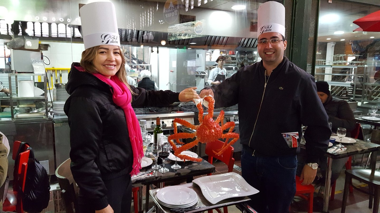 Os dois com chapéus de chef em um restaurante