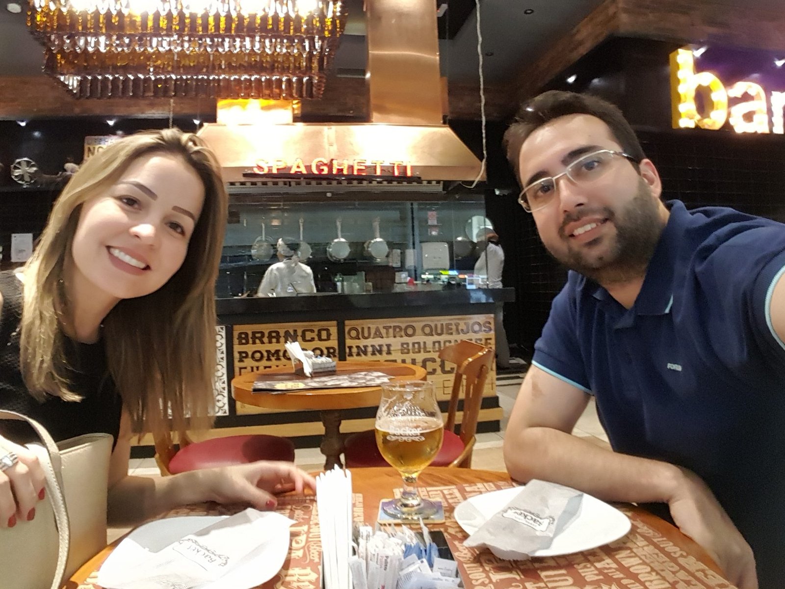 Os dois à mesa de um restaurante