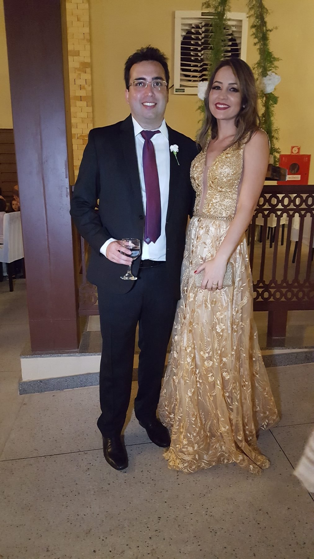 Bruno de terno e Nordana de vestido dourado
