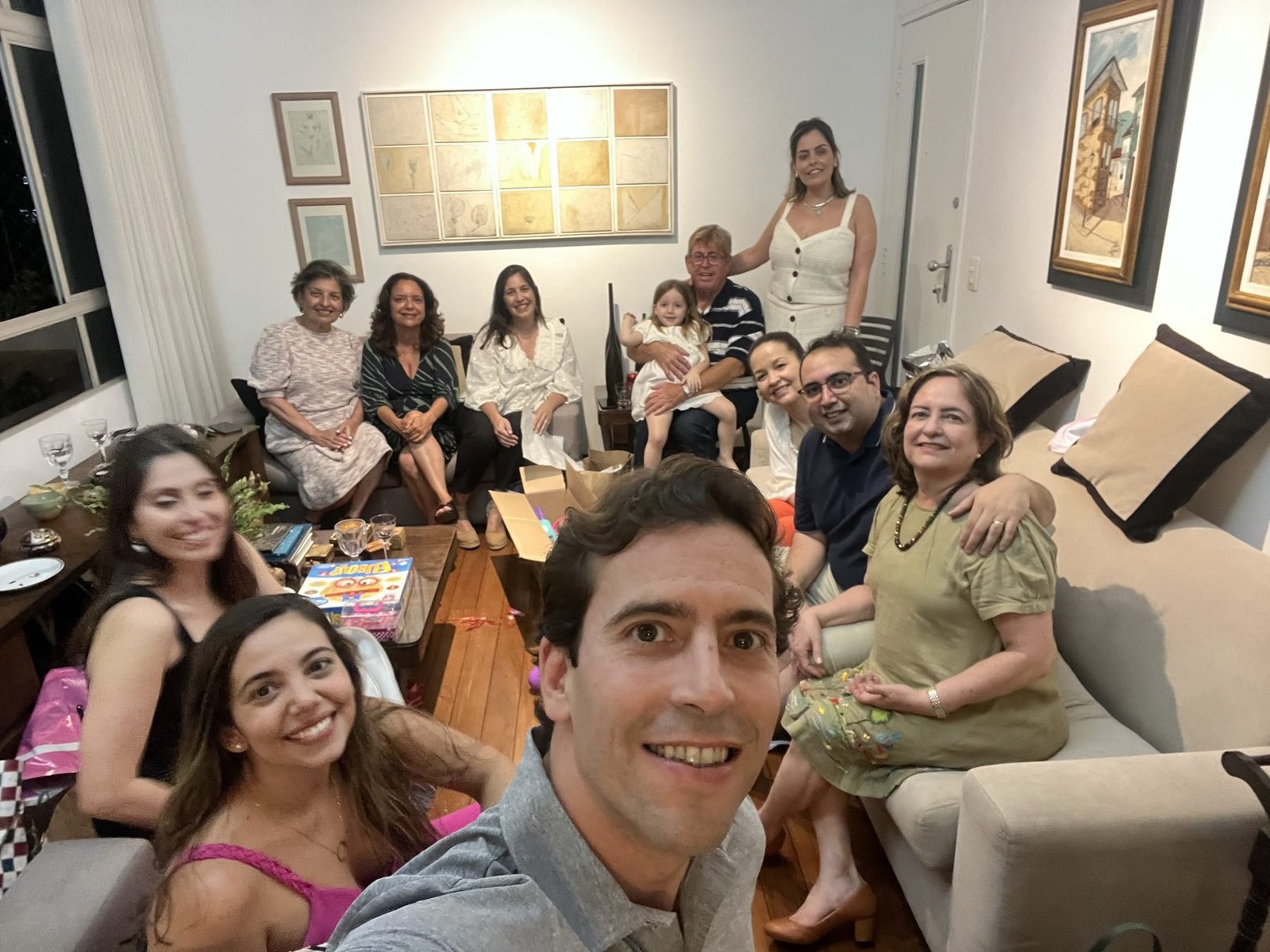 Família reunida na sala no Natal