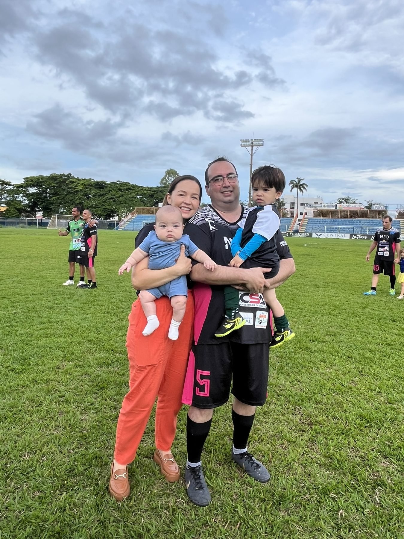 Bruno e Nordana com o Pedro e o Davi no campo de futebol